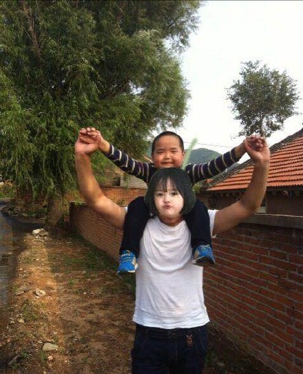 权律二和表情包顶流的P图合影火了