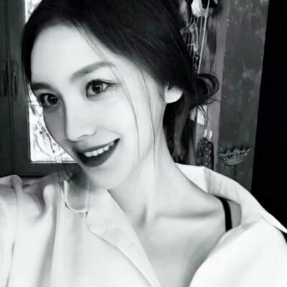 女生黑白微信头像合集 15张高清好看的美女头像
