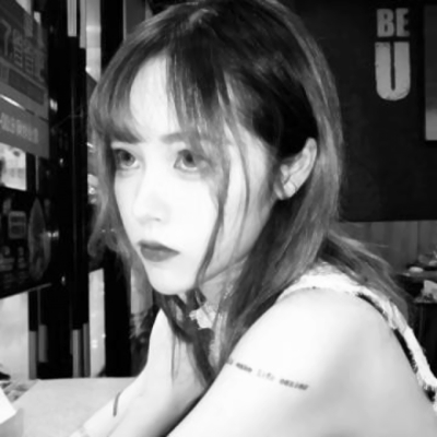 黑白丧系真人女生头像！12张高清酷飒丧感黑白图合集