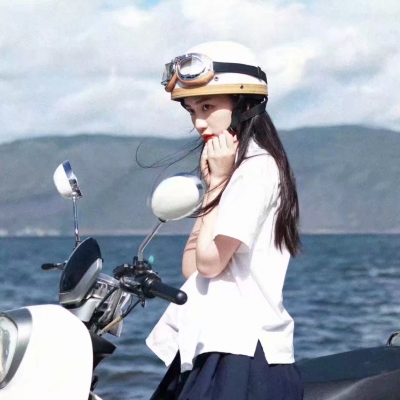 8张清新感女生骑摩托真人微信头像分享