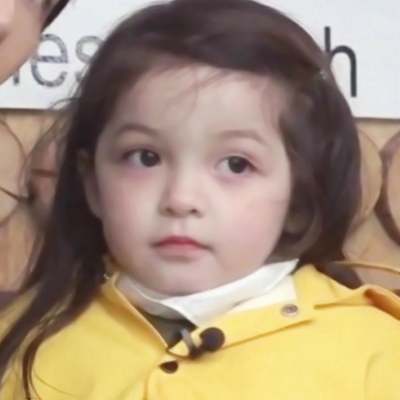 软萌小女孩头像合集 12张不同表情的可爱嘟嘴萌娃图