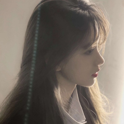 小脸头像网更新17张唯美女生人物头像合集