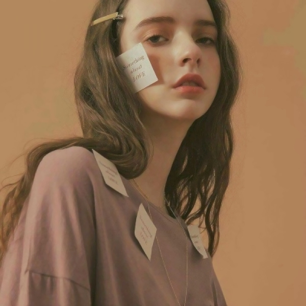 14张氛围感拉满的侧脸女生头像 气质感直接拉满