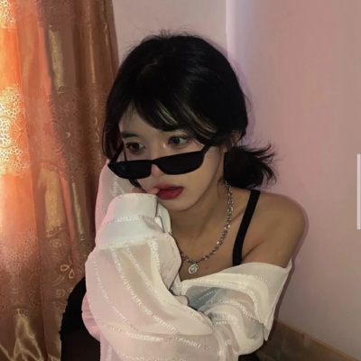 12张适配独立自信女生的真人头像图