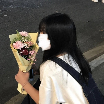 手拿鲜花不露脸的女生头像合集（10张）