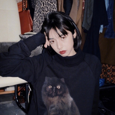 热门微丧风真人女生头像，8张质感图分享