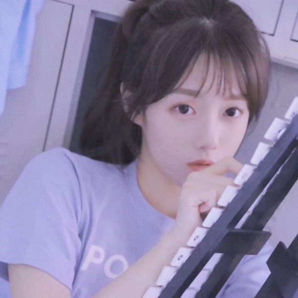 19张超清好看的女生唯美真人头像合集