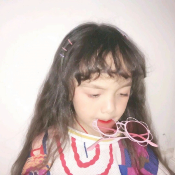 16张可爱小女孩闺蜜头像 高清好看的女生头像素材合集