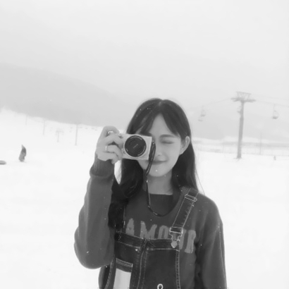 12张氛围感拉满的黑白高清女生头像 带着淡淡的灰色心情