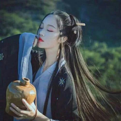 女生手拿杯子的头像合集来啦，共22张