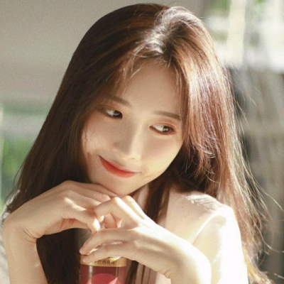 微博上超火的甜美真人女生头像合集，一共11张