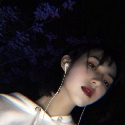 14张高清真人帅气冷感女生QQ头像