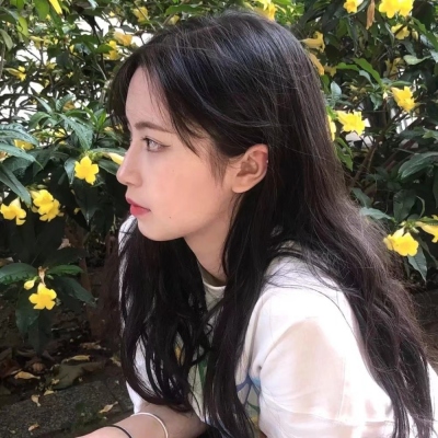 12张氛围感拉满！背景带花的唯美女生真人头像