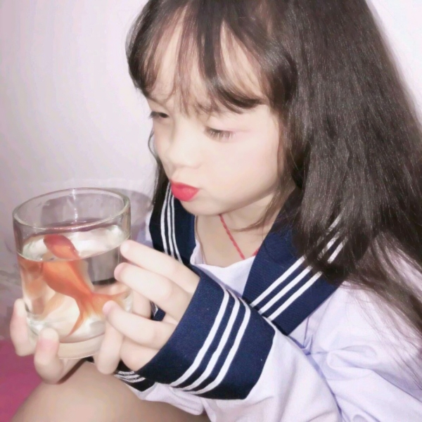 16张可爱小女孩闺蜜头像 高清好看的女生头像素材合集