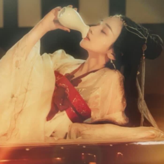 女生手拿杯子的头像合集来啦，共22张
