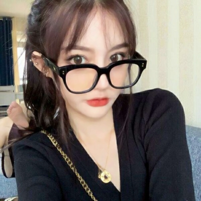 15张高清真人眼镜女生头像 个性氛围感拉满