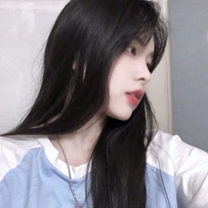 9张高清真人歪头女生自拍头像 时尚感拉满