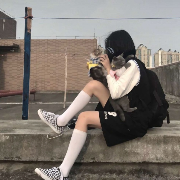 抱着猫不露脸的侧面女生头像 14张高清最新图