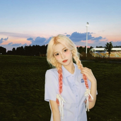 12张氛围感拉满的染发女生头像 又美又时髦