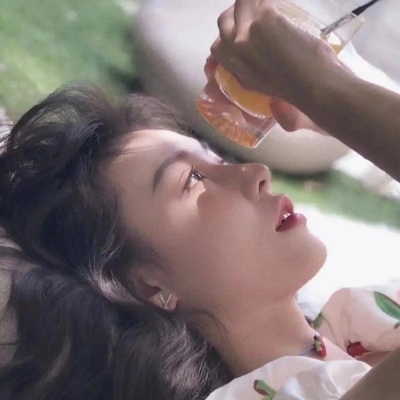 新版女生高级感头像图集 一共16张高清图