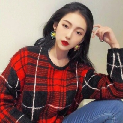 12张高清红色衣服女生头像 时尚氛围感拉满
