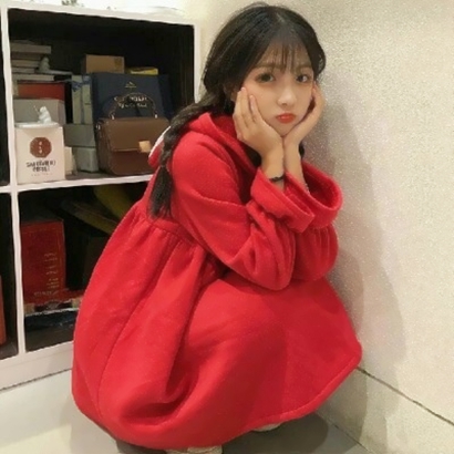 12张高清红色衣服女生头像 时尚氛围感拉满