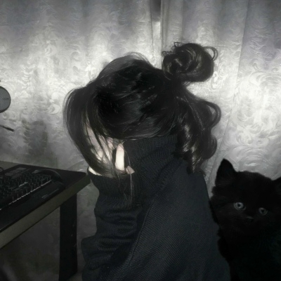 7张高清落寞感女生黑白头像 自带忧伤氛围感