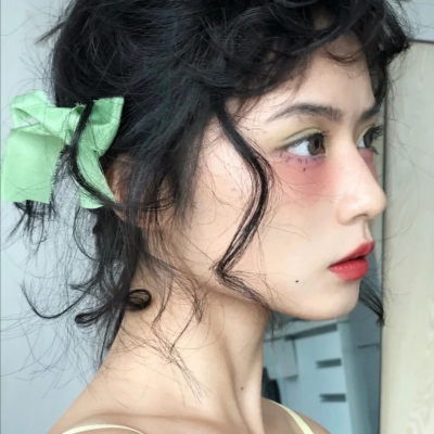 9张氛围感拉满的卷发女生微信头像，又潮又仙