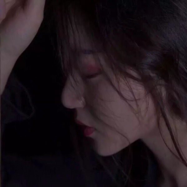 14张氛围感拉满的侧脸女生头像 气质感直接拉满