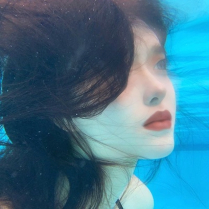 9张高清水中露脸女生头像 氛围感拉满的唯美女头合集