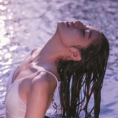 17张氛围感拉满的真人女生头像 精选高清意境女头