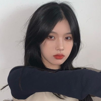 8张ins小众冷淡风真人女生头像合集