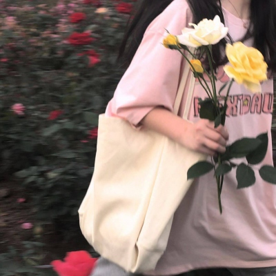 手拿鲜花不露脸的女生头像合集（10张）