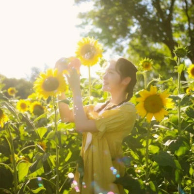暖色系爱笑阳光女生高清头像合集 共17张