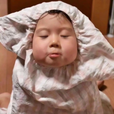 软萌小女孩头像合集 12张不同表情的可爱嘟嘴萌娃图