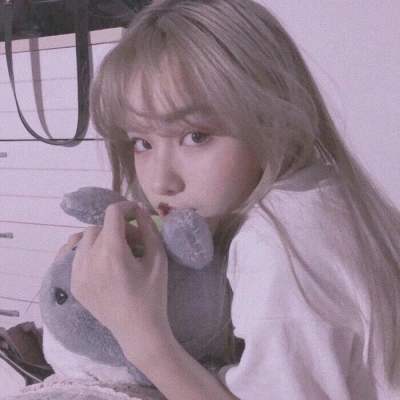 微博上超火的甜美真人女生头像合集，一共11张