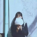 一张吃棉花糖的女生头像分享