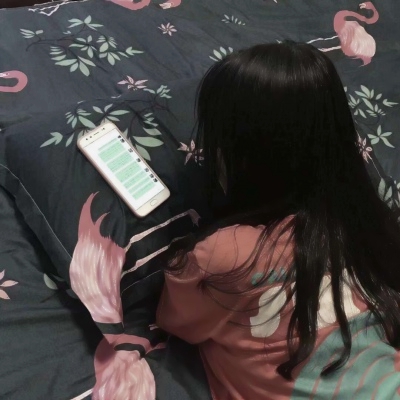 女生玩手机背影头像合集 17张高清微信女头