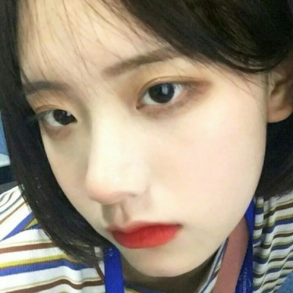 8张高清好看的女生大头贴头像合集