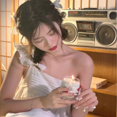 超有氛围感的女生真人头像合集，共12张