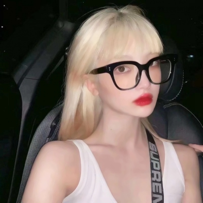 戴眼镜霸气女生头像合集 30张高清新潮酷感图