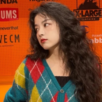 9张氛围感拉满的卷发女生微信头像，又潮又仙