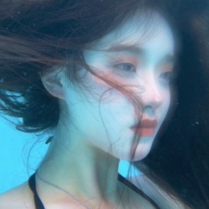9张高清水中露脸女生头像 氛围感拉满的唯美女头合集