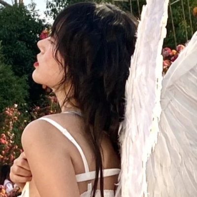 9张氛围感拉满的卷发女生微信头像，又潮又仙