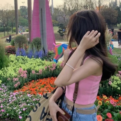 12张氛围感拉满！背景带花的唯美女生真人头像