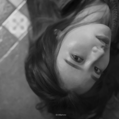 女生黑白微信头像合集 15张高清好看的美女头像