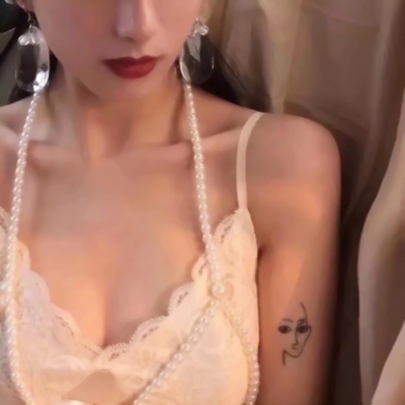 露锁骨穿吊带的不露脸女头 28张性感锁骨露肩女生头像