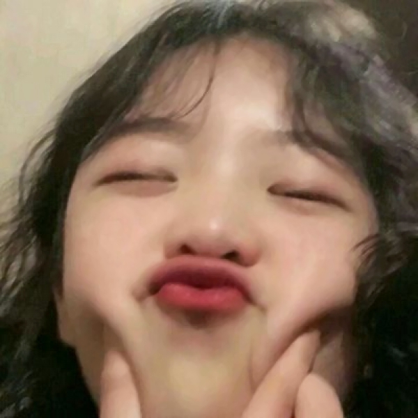 8张高清好看的女生大头贴头像合集