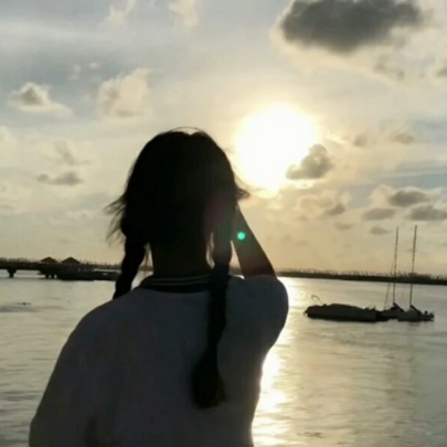 10张氛围感拉满！女生唯美侧脸夕阳头像合集