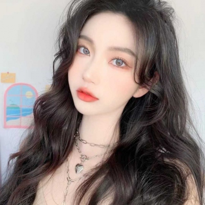 最新款个性女生头像来啦！共8张风格独特的女生头像合集，由小脸头像网更新发布，可供用户直接取用。